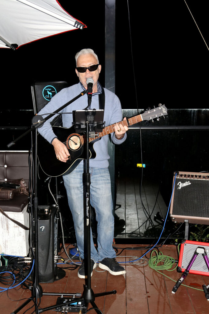 Les Hutton of Indigo Dusk playing solo