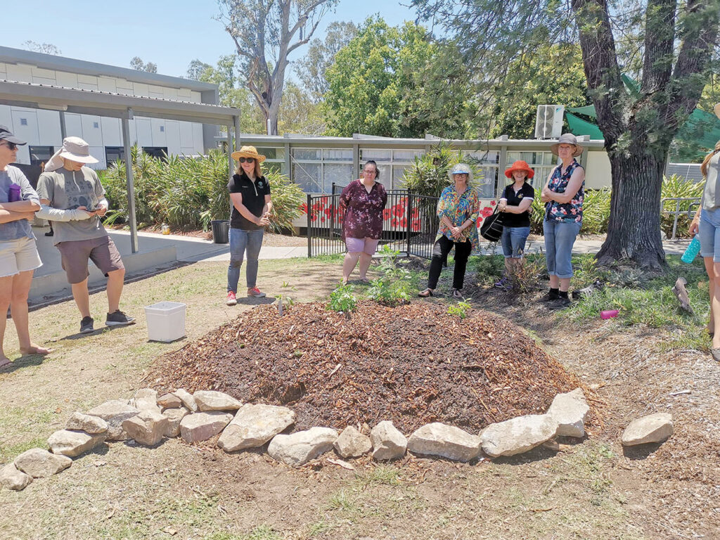 Participants inspecting the Huegelkultur ‘hill mound’