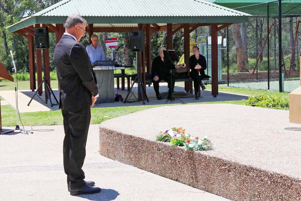 Cr Jeff McConnell laying a wreath at the cenotaph