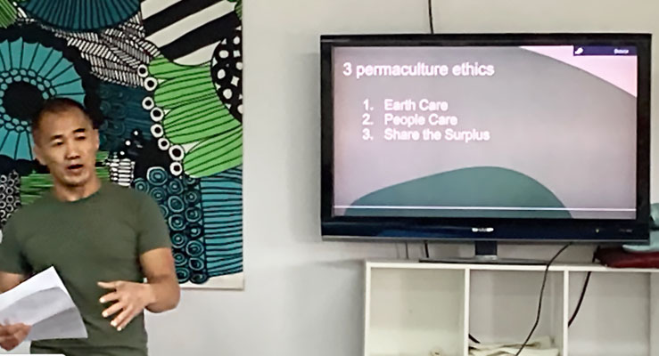 Eddie Cheng speaking about sustainable self-sufficiency at the Tamborine Mountain Combined Probus Club September meeting