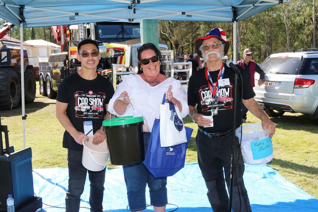 Brian Managbanag and TDCA President Syd Norman presenting a prize